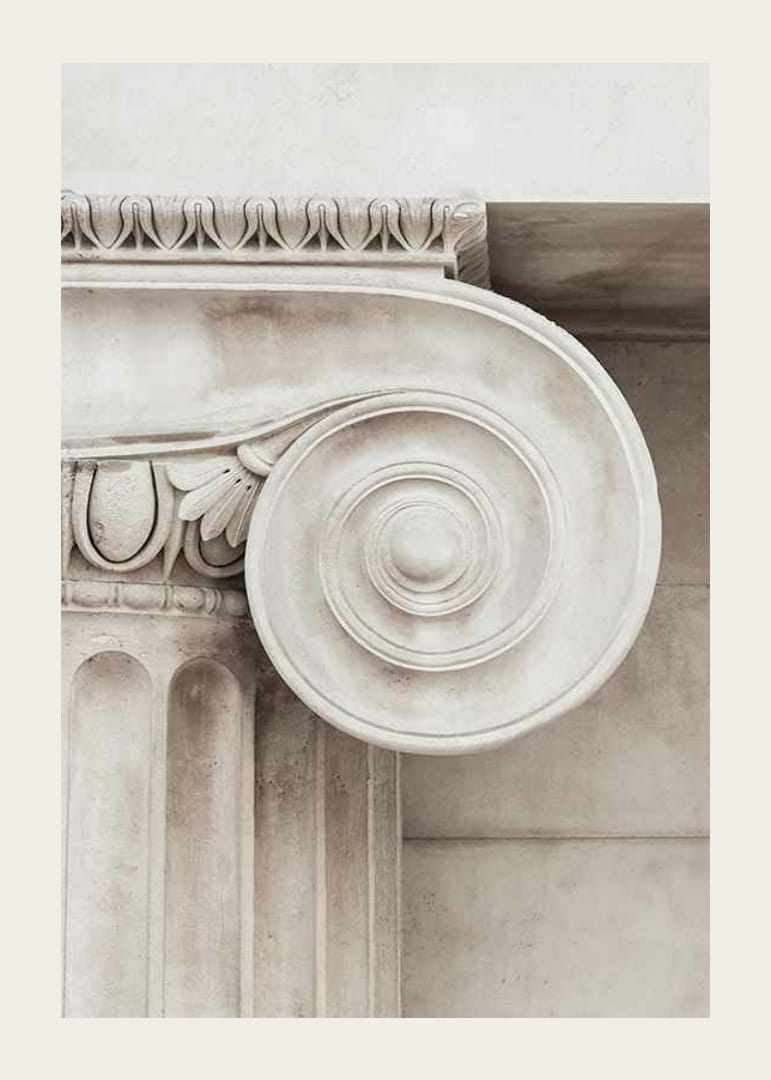 Zdjęcie klasycznego kapitela kolumny w jasnych odcieniach beżu-12
