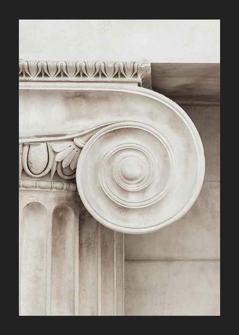 Zdjęcie klasycznego kapitela kolumny w jasnych odcieniach beżu-12