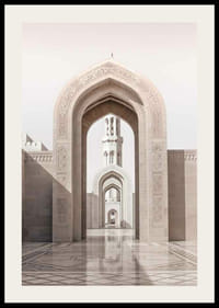 Fotografisch motief van bogen en minaret in lichte zandtinten-2