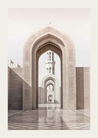 Fotografisch motief van bogen en minaret in lichte zandtinten-3