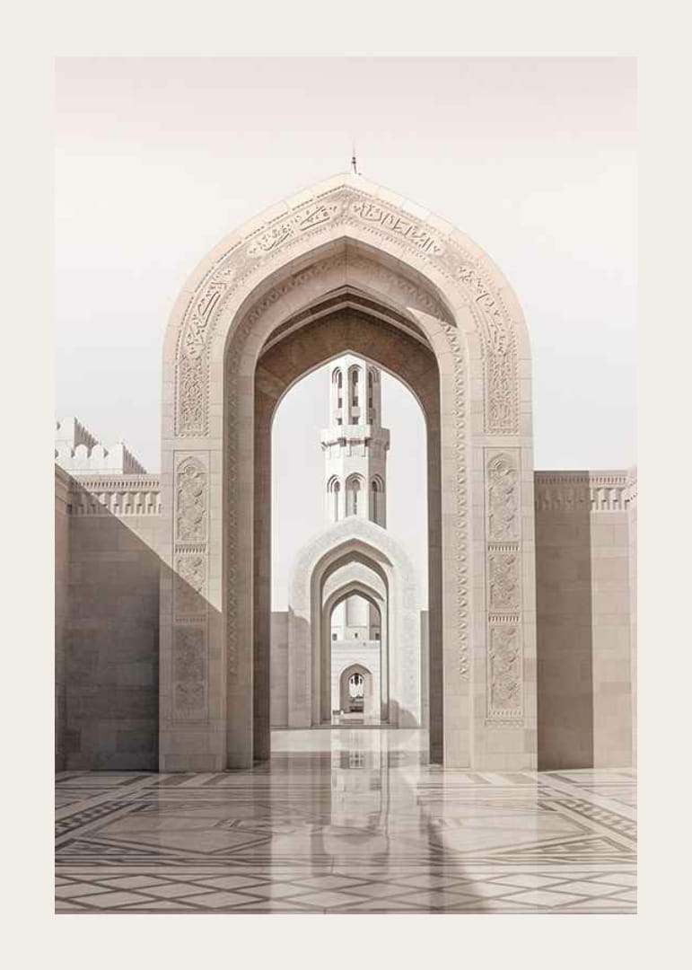 Fotografisch motief van bogen en minaret in lichte zandtinten-12