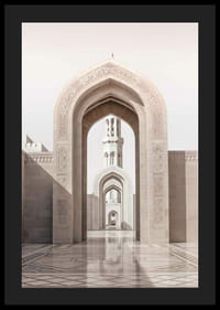 Fotografisch motief van bogen en minaret in lichte zandtinten-4