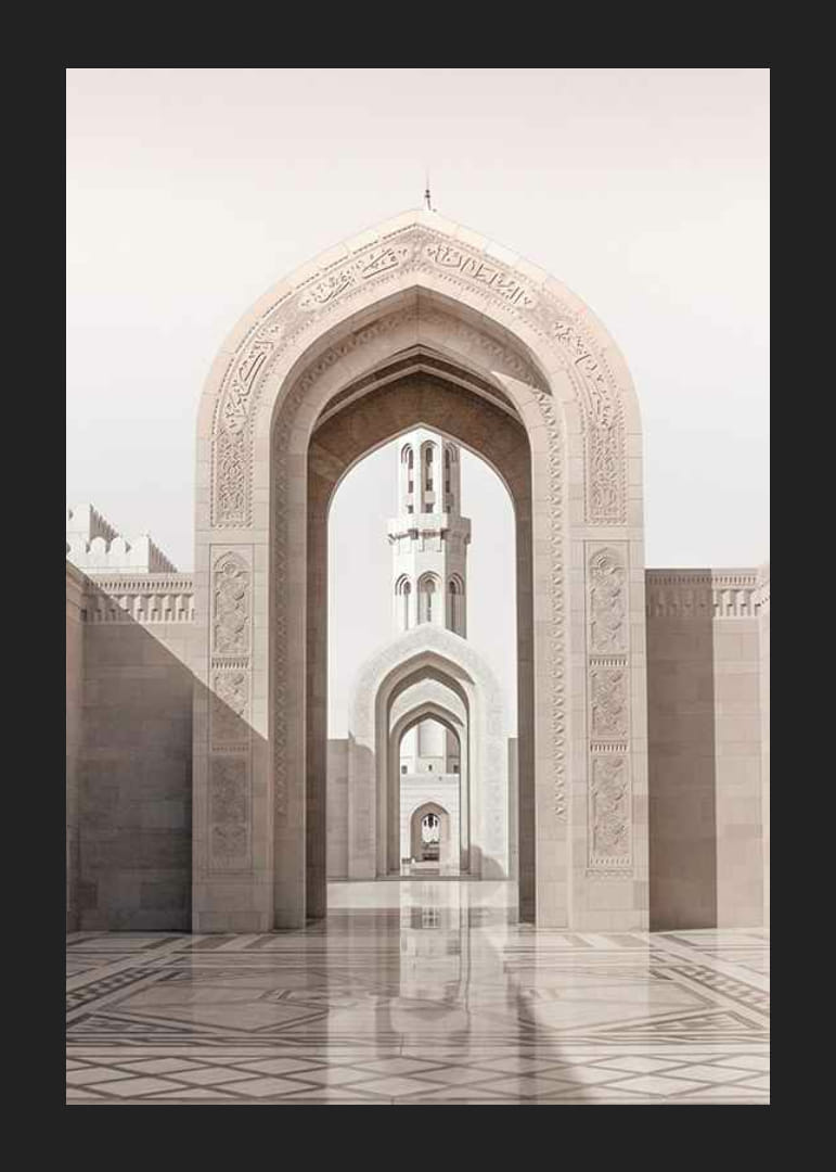 Fotografisch motief van bogen en minaret in lichte zandtinten-12