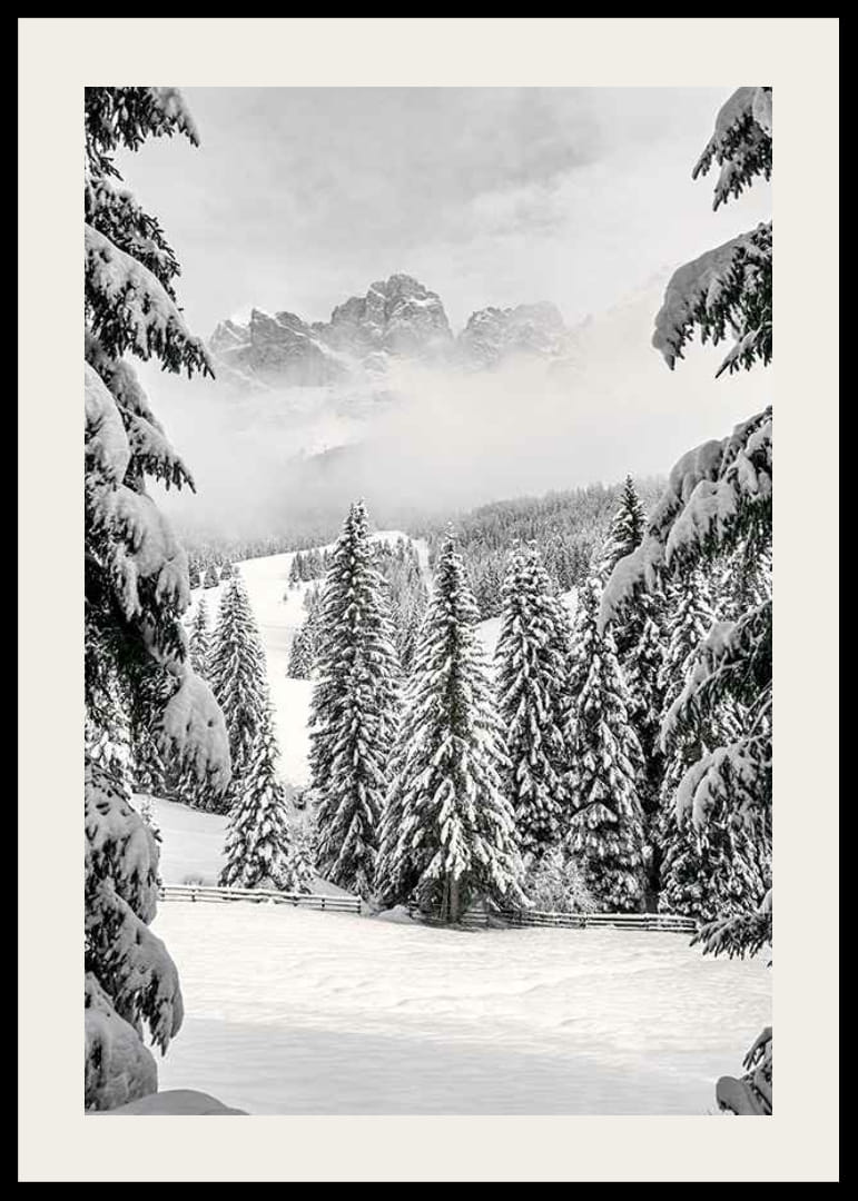 Fotografisk vinterlandskap med snødekte grantrær og fjell-12