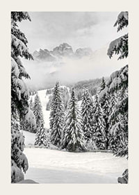 Fotografische Winterlandschaft mit schneebedeckten Tannen und Bergen-3