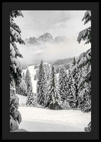 Fotografisk vinterlandskap med snødekte grantrær og fjell-4