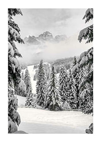 Fotografische Winterlandschaft mit schneebedeckten Tannen und Bergen-1