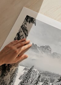 Fotografische Winterlandschaft mit schneebedeckten Tannen und Bergen-9