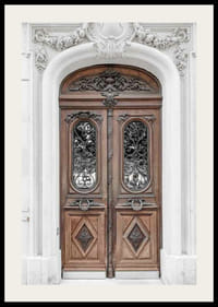 Fotografia di una porta doppia marrone decorata in una facciata in pietra-2