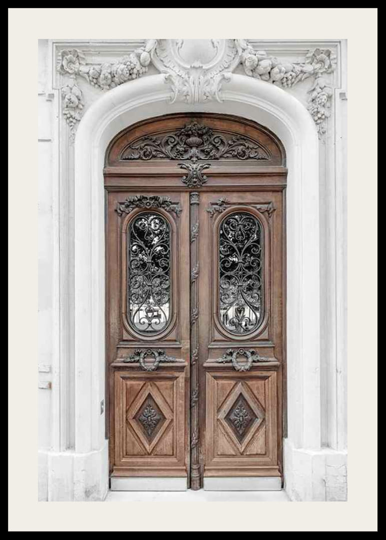 Fotografia di una porta doppia marrone decorata in una facciata in pietra-12