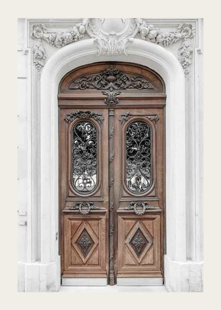 Fotografia di una porta doppia marrone decorata in una facciata in pietra-12