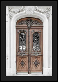 Fotografia di una porta doppia marrone decorata in una facciata in pietra-4