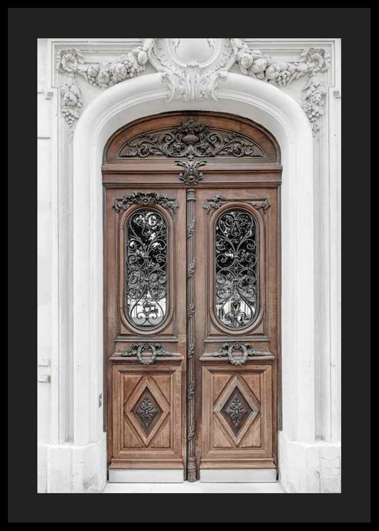 Fotografia di una porta doppia marrone decorata in una facciata in pietra-12