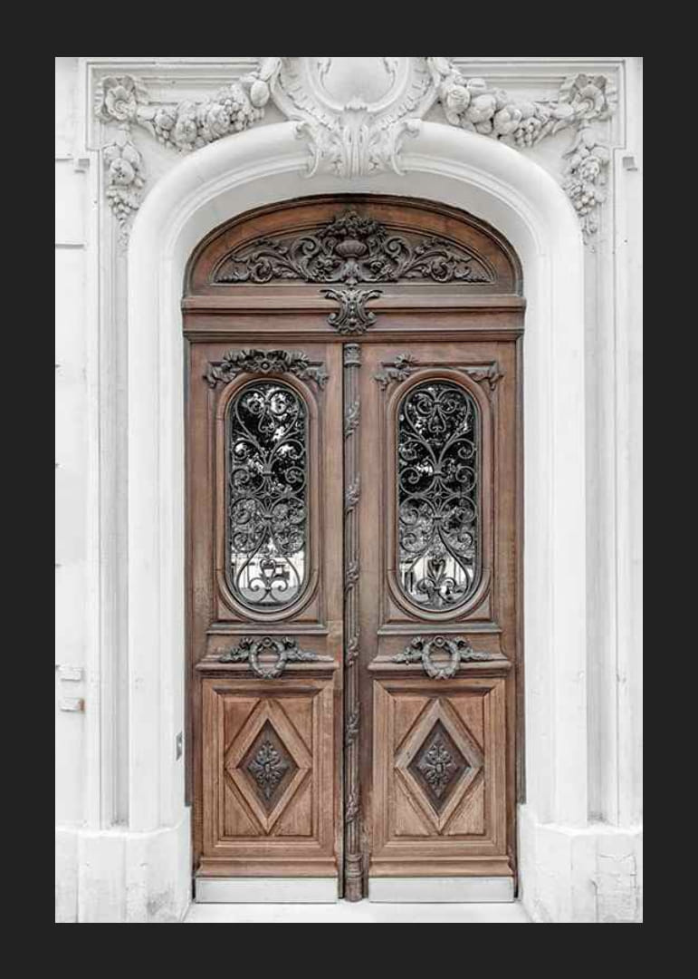 Fotografia di una porta doppia marrone decorata in una facciata in pietra-12