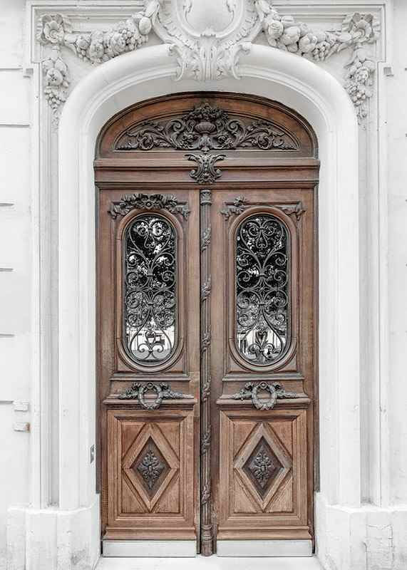 Fotografi av ornamenterad brun dubbeldörr i stenfasad-12