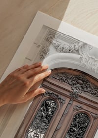 Fotografi av ornamenterad brun dubbeldörr i stenfasad-9