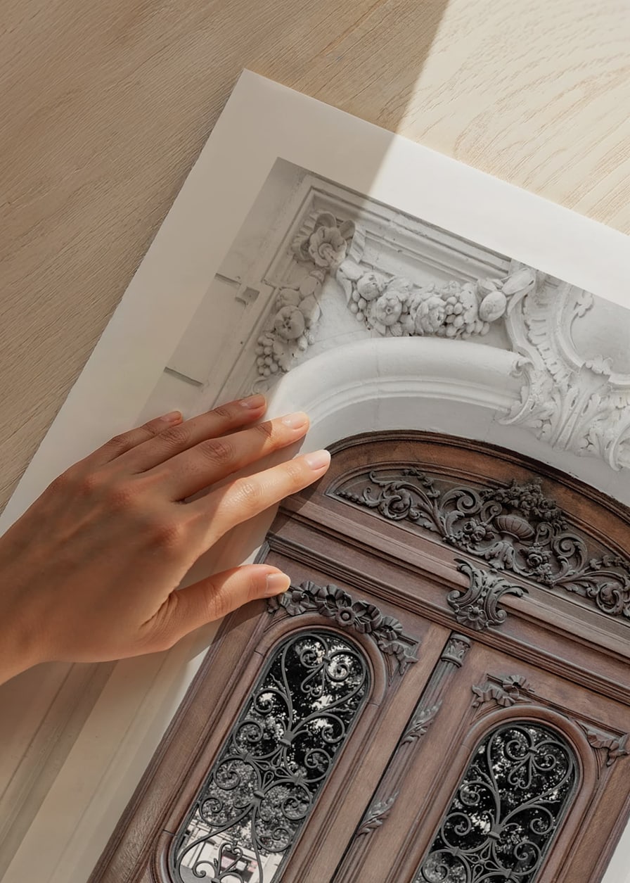 Fotografi av ornamenterad brun dubbeldörr i stenfasad-12