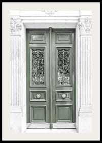 Fotografi av grön dubbeldörr med dekorativt smidesjärn-2