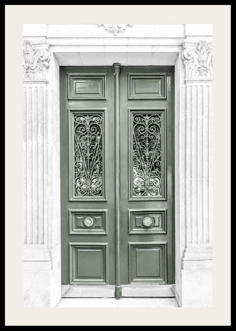 Fotografi av grön dubbeldörr med dekorativt smidesjärn-12