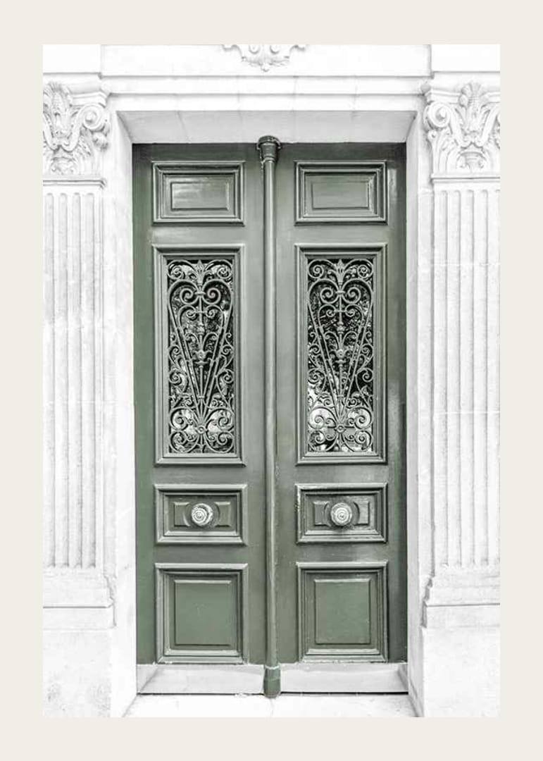 Fotografi av grön dubbeldörr med dekorativt smidesjärn-12