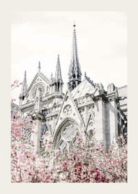 Zdjęcie gotyckiej katedry z różowo kwitnącymi drzewami-3