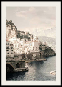 Fotografická pobrežná krajina s jasnými domami na skalnatom pobreží-2