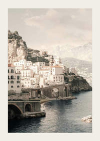 Fotografická pobrežná krajina s jasnými domami na skalnatom pobreží-3