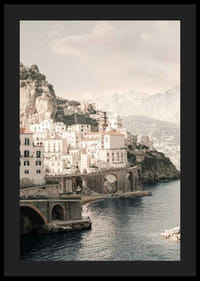 Fotografická pobrežná krajina s jasnými domami na skalnatom pobreží-4