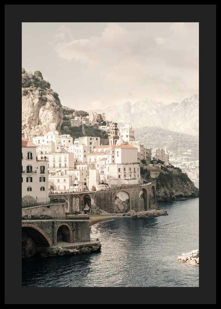 Fotografická pobrežná krajina s jasnými domami na skalnatom pobreží-12