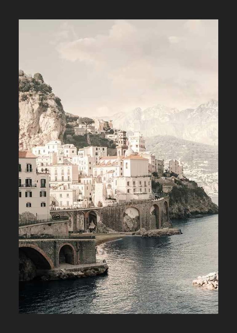 Fotografická pobrežná krajina s jasnými domami na skalnatom pobreží-12