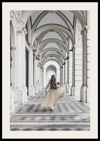 Photographie d'une femme en robe beige sous des arches-2