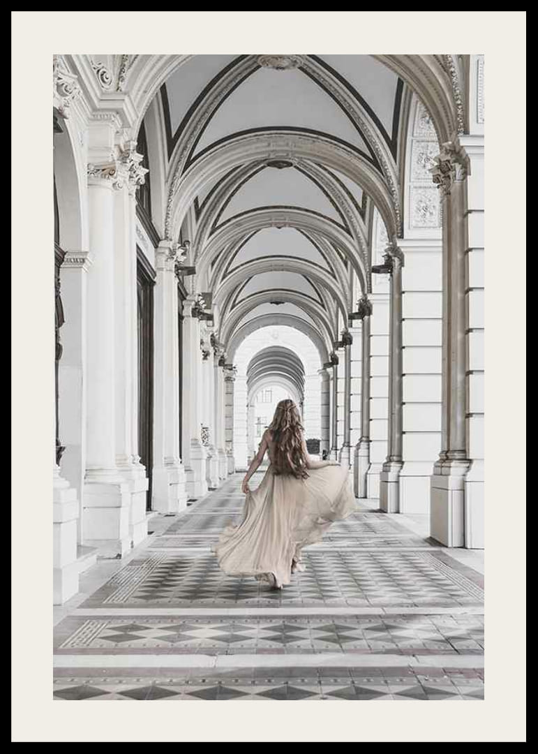 Photographie d'une femme en robe beige sous des arches-12
