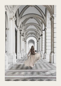 Photographie d'une femme en robe beige sous des arches-3