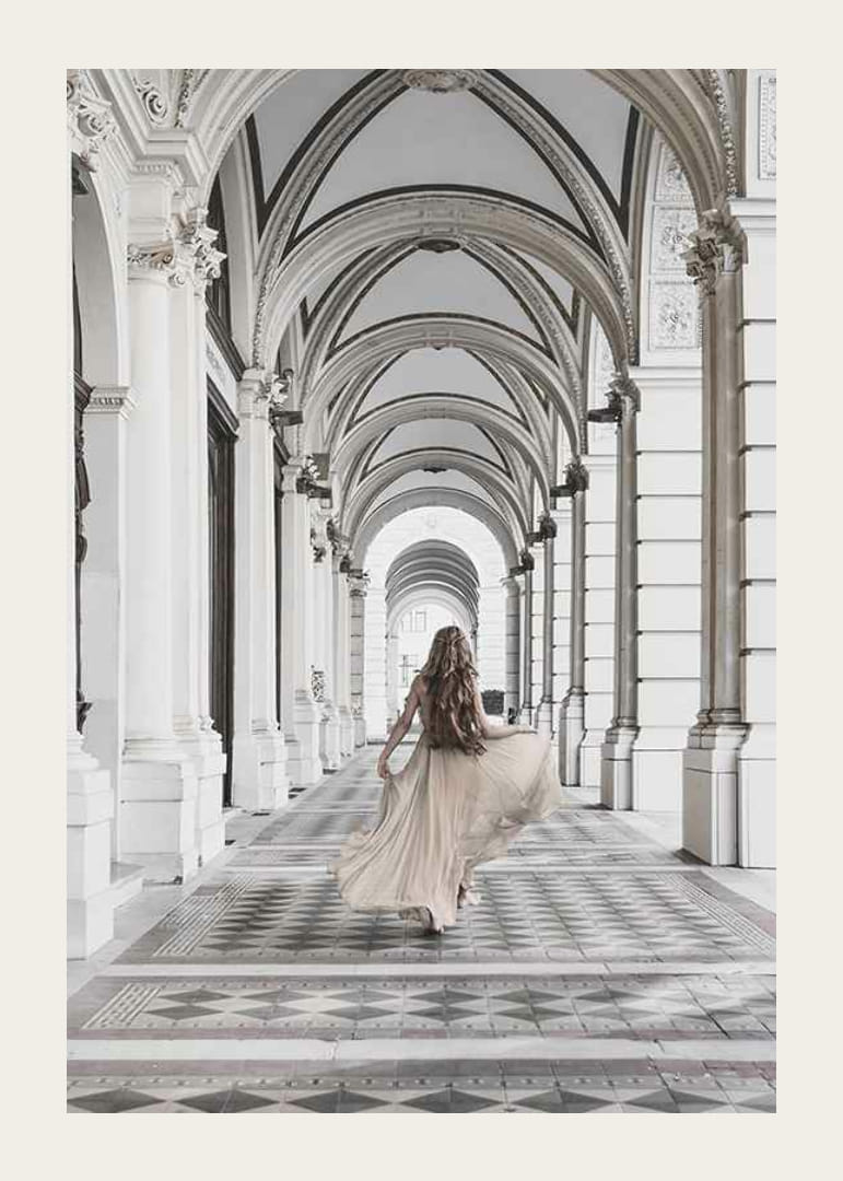 Photographie d'une femme en robe beige sous des arches-12