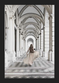 Photographie d'une femme en robe beige sous des arches-5