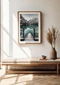 Fotografiskt landskap med brygga mot spegelblank sjö och snötäckta berg-8