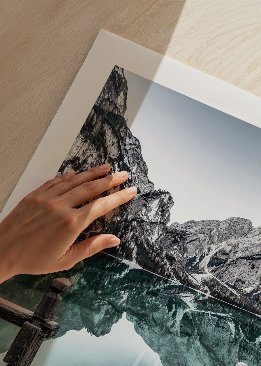 Fotografiskt landskap med brygga mot spegelblank sjö och snötäckta berg-12