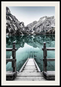 Peisaj fotografic cu un dig pe fundalul unui lac asemănător unei oglinzi și munți acoperiți de zăpadă-2