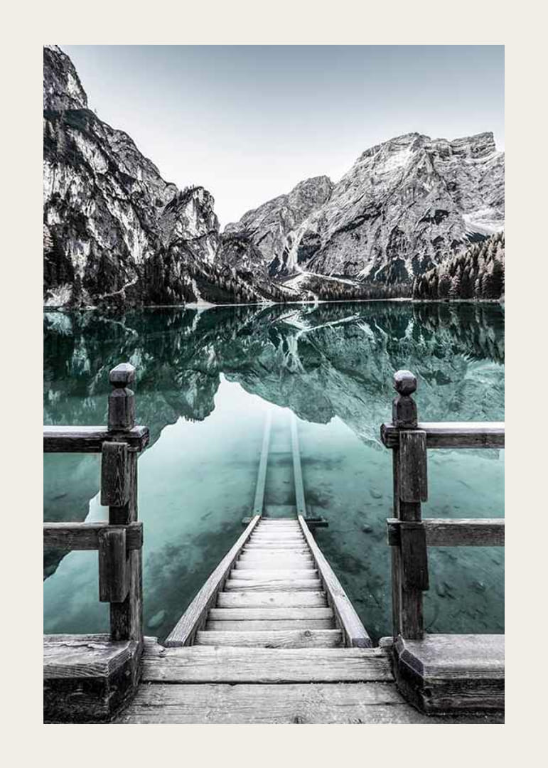 Peisaj fotografic cu un dig pe fundalul unui lac asemănător unei oglinzi și munți acoperiți de zăpadă-12