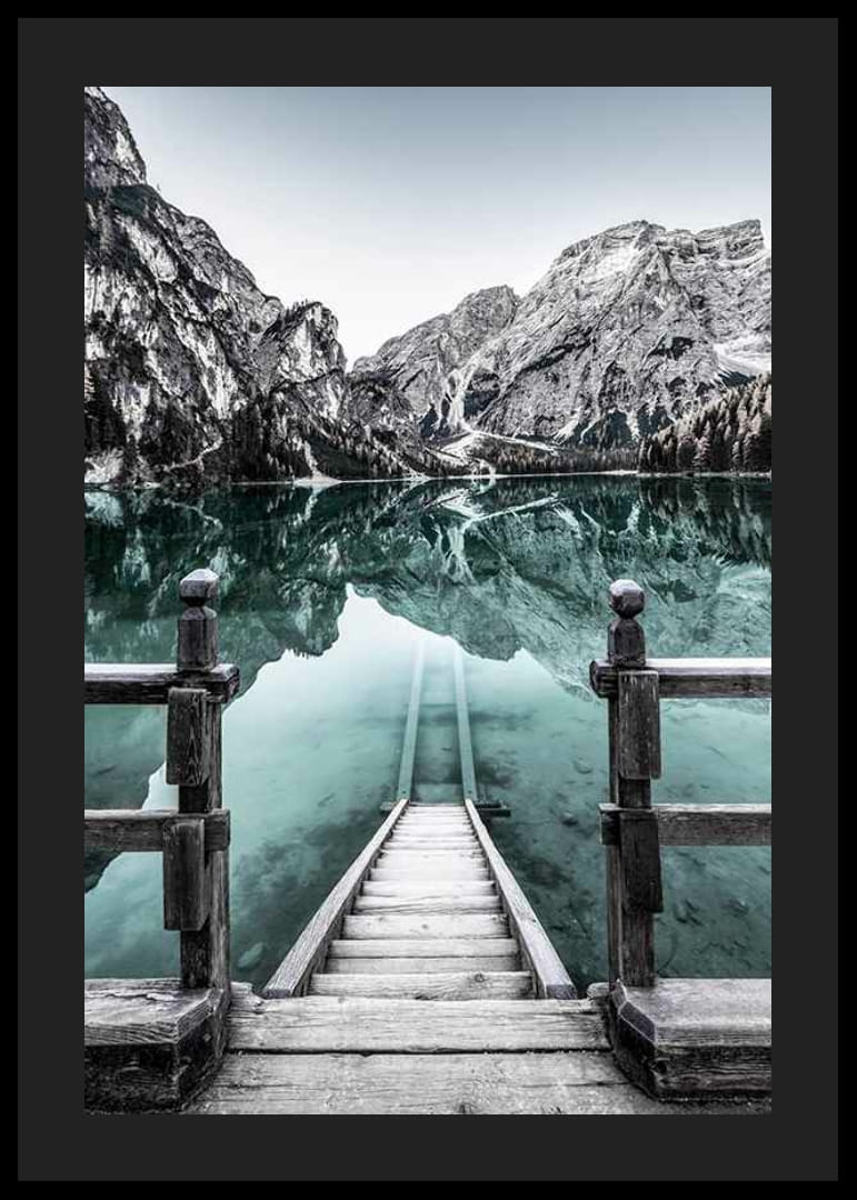 Peisaj fotografic cu un dig pe fundalul unui lac asemănător unei oglinzi și munți acoperiți de zăpadă-12