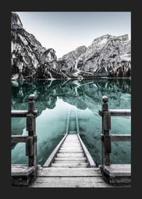 Peisaj fotografic cu un dig pe fundalul unui lac asemănător unei oglinzi și munți acoperiți de zăpadă-5