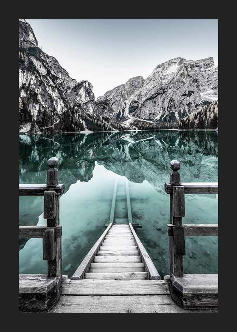 Peisaj fotografic cu un dig pe fundalul unui lac asemănător unei oglinzi și munți acoperiți de zăpadă-12