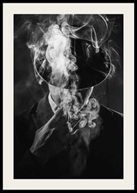Zwart-witportret van een man met hoed, omringd door sigarettenrook-4