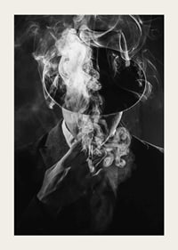 Zwart-witportret van een man met hoed, omringd door sigarettenrook-5