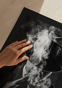 Zwart-witportret van een man met hoed, omringd door sigarettenrook-9