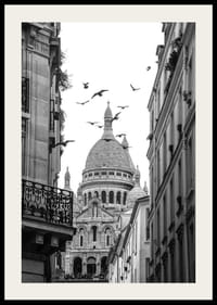 Mustavalkoinen valokuva Sacré-Cœurista lentävine kyyhkyineen Montmartressa-2