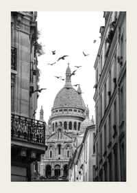 Mustavalkoinen valokuva Sacré-Cœurista lentävine kyyhkyineen Montmartressa-3