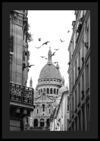 Mustavalkoinen valokuva Sacré-Cœurista lentävine kyyhkyineen Montmartressa-4