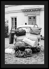 Svartvit fotokonst med gammal bil och resväskor utanför hus-4