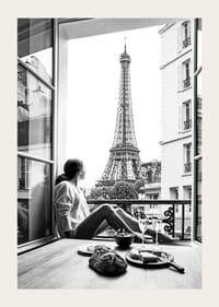 Czarno-białe zdjęcie kobiety przy otwartym oknie z widokiem na Wieżę Eiffla-3